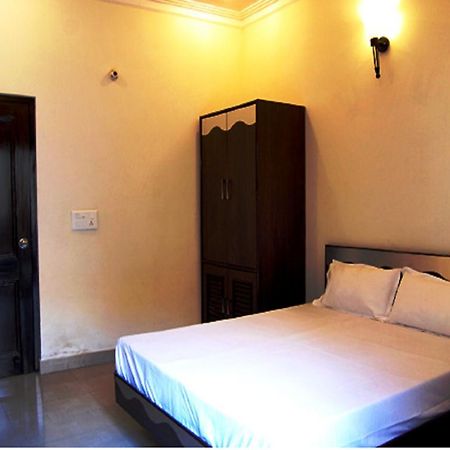 Hotel Malik Continental Új-Delhi Kültér fotó